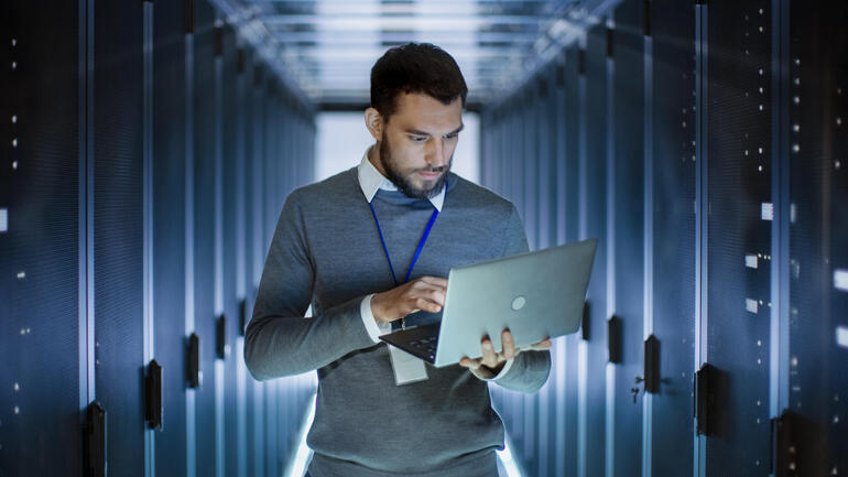 Administrador de red que trabaja en un centro de datos